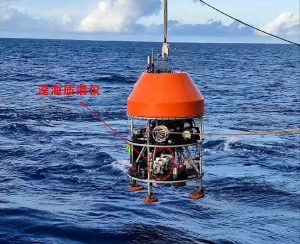 设备搭乘原位尝试室实现深海探测工作后出水瞬时。图源|岳阳科学岛