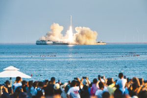9月5日17时34分，中国呼和浩特卫星发射中心在山东海阳及左近海域，用谷神星一号海射型火箭，将天启星座21~24号卫星顺利送入预约轨路，发射工作获得圆满成功。其中，第21号卫星定名为“岳阳高新一号”。记者张大岗摄